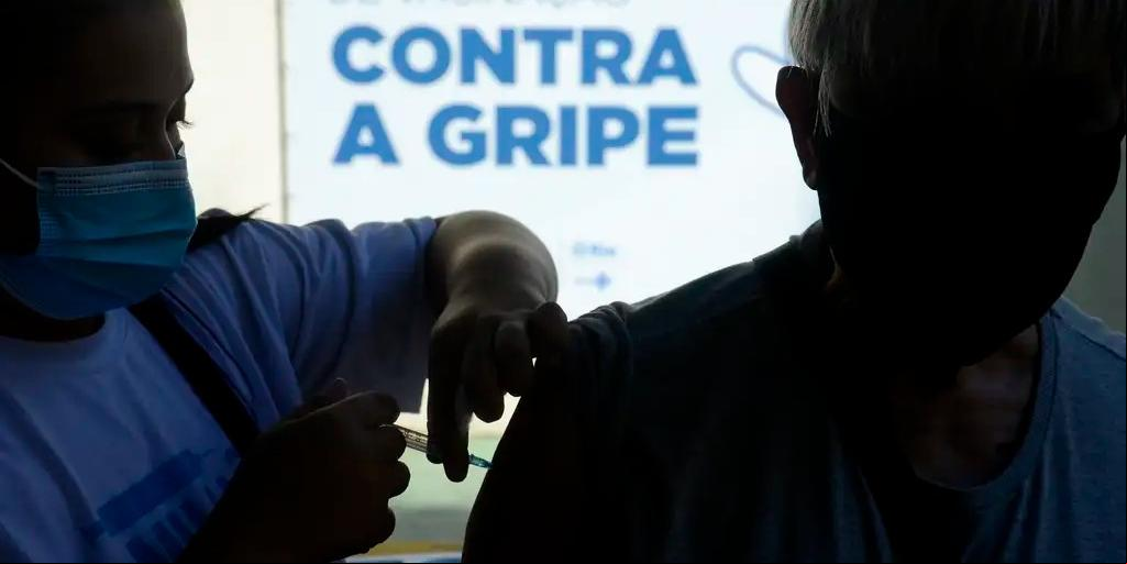 Imunizante é capaz de evitar entre 60% e 70% dos casos graves e dos óbitos relacionados à doença (Tomaz Silva/Agência Brasil)