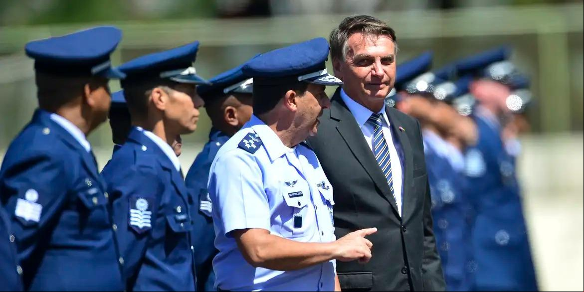 Ex-comandante da Força Aérea Brasileira, Carlos de Almeida Baptista Júnior, e o ex-presidente Jair Bolsonaro (Marcelo Camargo/Agência Brasil)