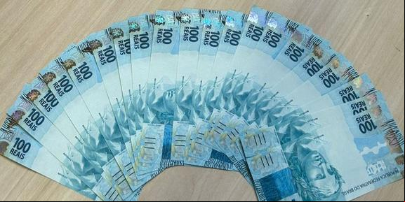 Suspeito foi flagrado recebendo envelope com 20 notas falsas de R$ 100 em Uberaba (Divulgação/ PF)