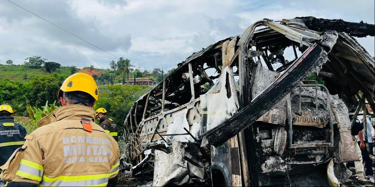 Ônibus tinha aproximadamente 45 ageiros (Corpo de Bombeiros)