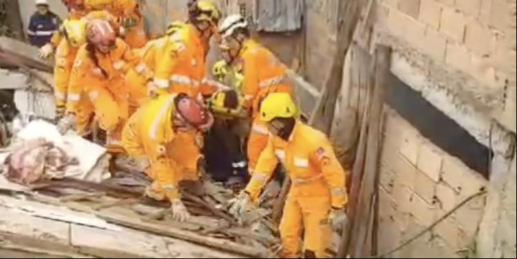 No Conjunto Paulo VI, na região Nordeste de BH, jovem de 15 anos foi resgatada após casa desabar (Corpo de bombeiros / Divulgação)