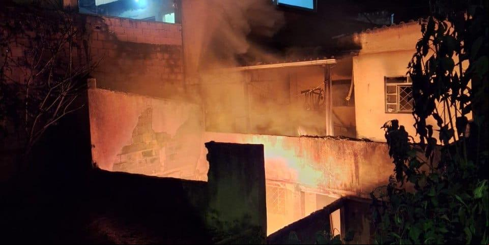 Residência pegou fogo na madrugada desta quinta-feira (27) (Divulgação/ CBMMG)