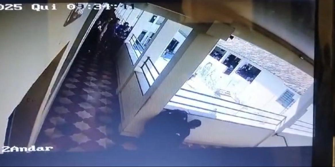 Câmera de segurança flagrou o momento em que o explosivo é acionado (Redes sociais / Reprodução)