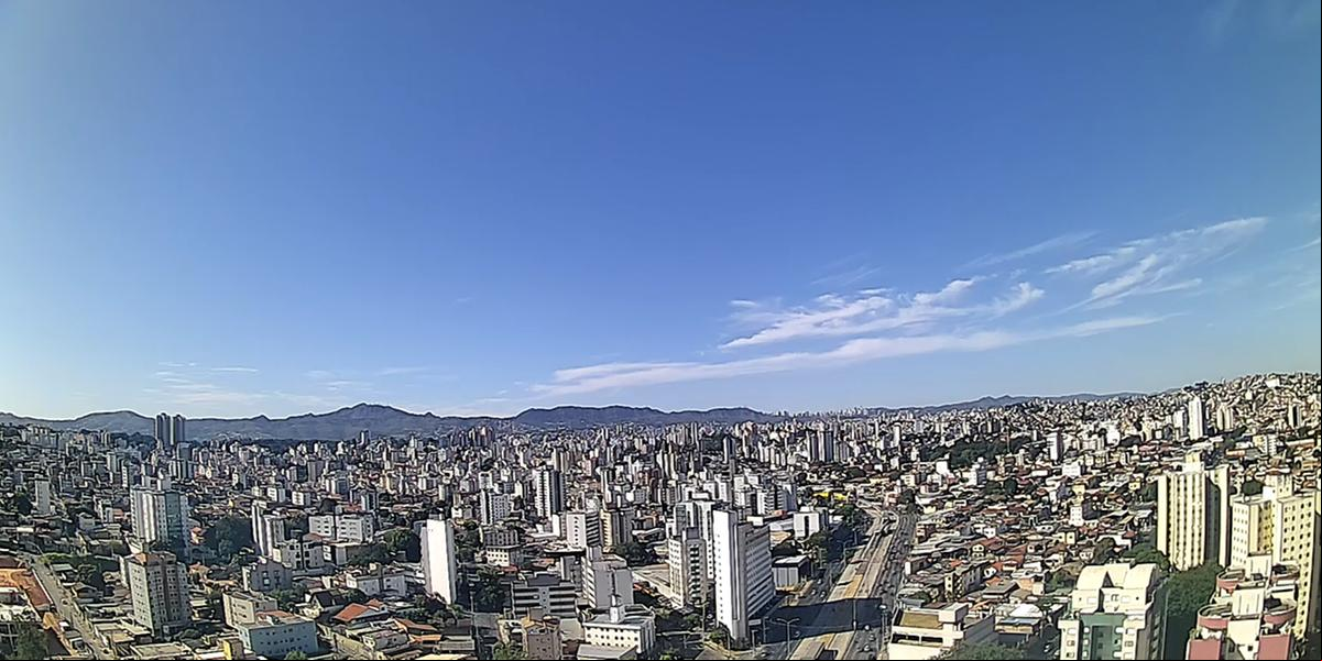 Céu de BH amanheceu com poucas nuvens nesta segunda-feira (Clima ao Vivo/Reprodução)