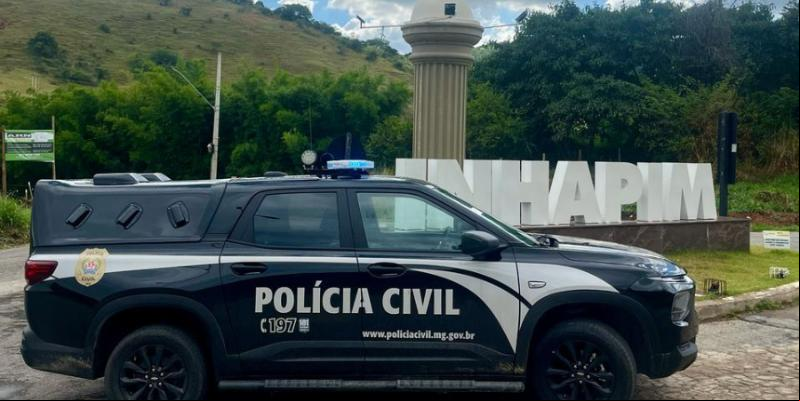 No momento da abordagem, suspeito tentou fugir, mas foi contido pelos policiais civis (PCMG/Divulgação)