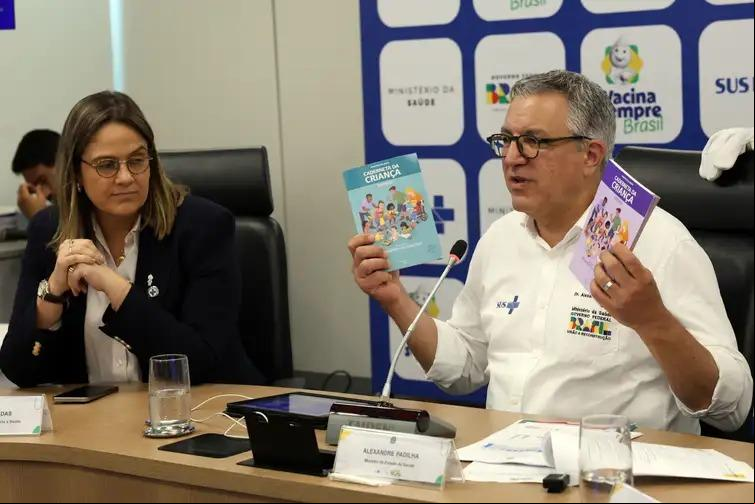 Secretária de Atenção Primária à Saúde, Ana Luiza Caldas, e o ministro da Saúde, Alexandre Padilha, falam sobre a vacinação nas escolas (Antonio Cruz/Agência Brasil)