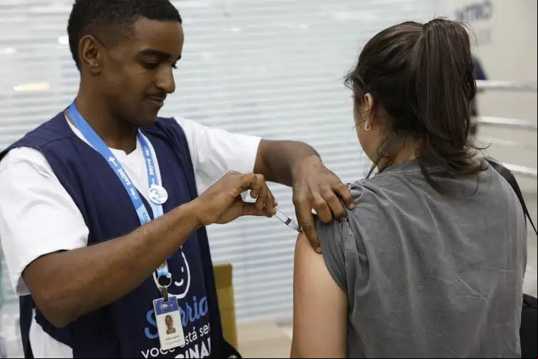 Vacinação de pacientes em campanha contra a Influenza (gripe) no Super Centro Carioca de Saúde, em Benfica (Fernando Frazão/Agência Brasil)