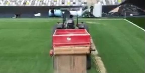 Gramado está recebendo areia em mais uma etapa de instalação do novo campo da Arena MRV (Atlético / Divulgação)