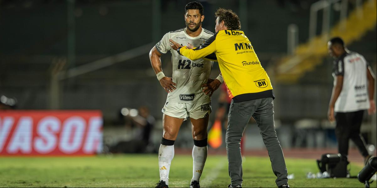 Cuca e Hulk conversam na partida contra o Maringá (Foto: Pedro Souza / Atlético)