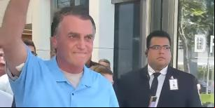 Bolsonaro havia deixado a unidade de semi-UTI e foi transferido para um quarto na última quinta-feira (1º) (Reprodução / Instagram Jair Bolsonaro)