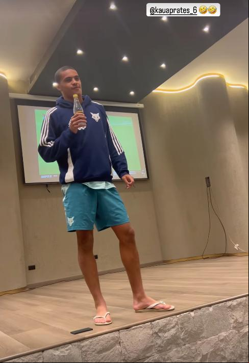 Kauã Prates a por trote antes de jogo da Sul-Americana (Reprodução / Instagram Kaio Jorge)
