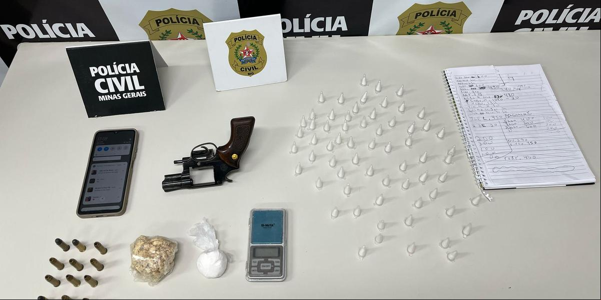 Policiais localizaram um revólver calibre 38 e sete munições; 64 pinos de cocaína e porções da mesma substância e de crack na casa do suspeito (Divulgação/ PCMG)