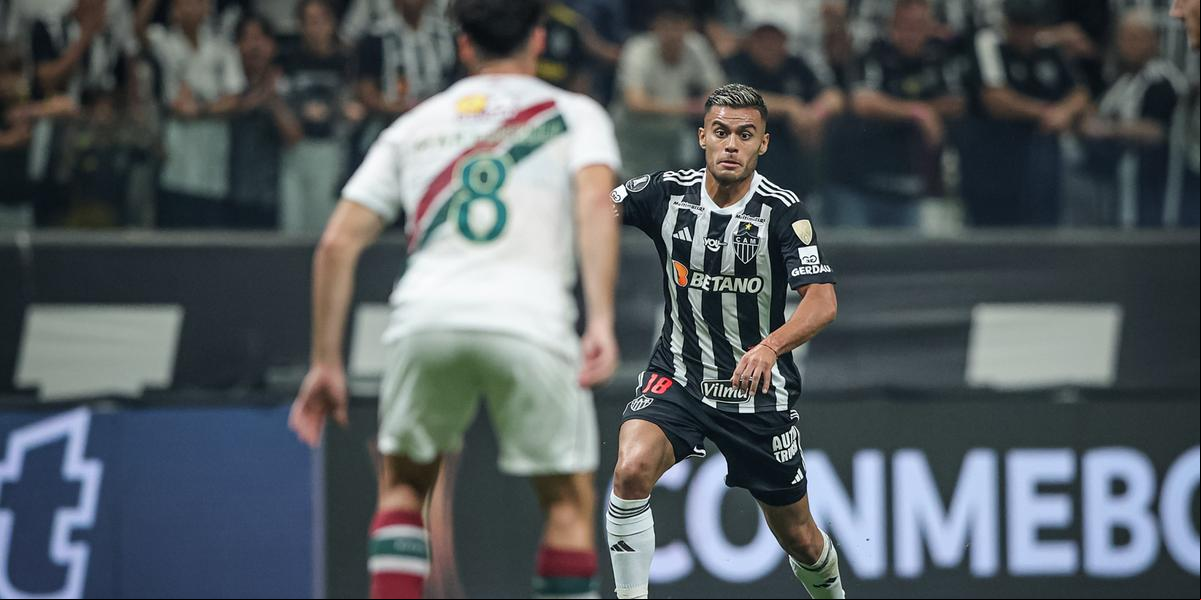 Volante do Galo em recente partida contra o Tricolor (Foto: Pedro Souza / Atlético)
