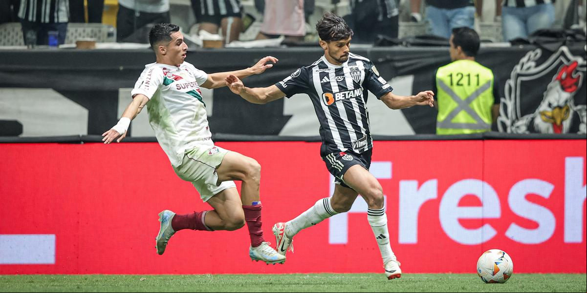 Scarpa em atividade contra seu ex-clube, o Fluminense (Foto: Pedro Souza / Atlético)