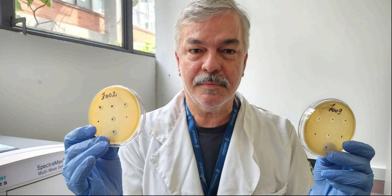 Julio Cezar Franco, docente da Unifesp, conduziu os experimentos no Instituto de Química da USP (Comunicação Cepid B3/ Divulgação)