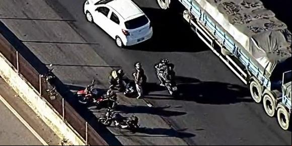 Motociclista morreu após colidir com outra moto no Anel Rodoviário, em BH (Reprodução/ TV Globo)