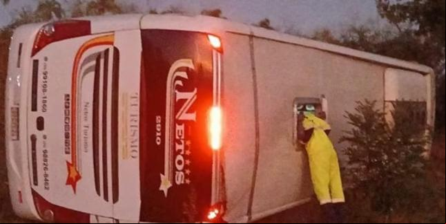 Ônibus capotou e caiu em barranco em Varginha, no Sul de Minas (Reprodução/ Redes Sociais)