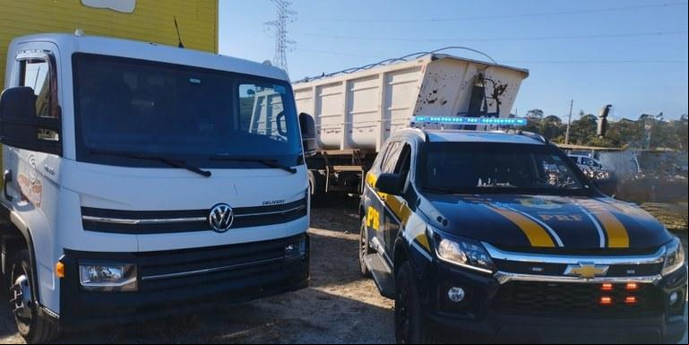 Caminhão foi roubado por três criminosos armados no bairro Betim Industrial (Divulgação/ PRF)