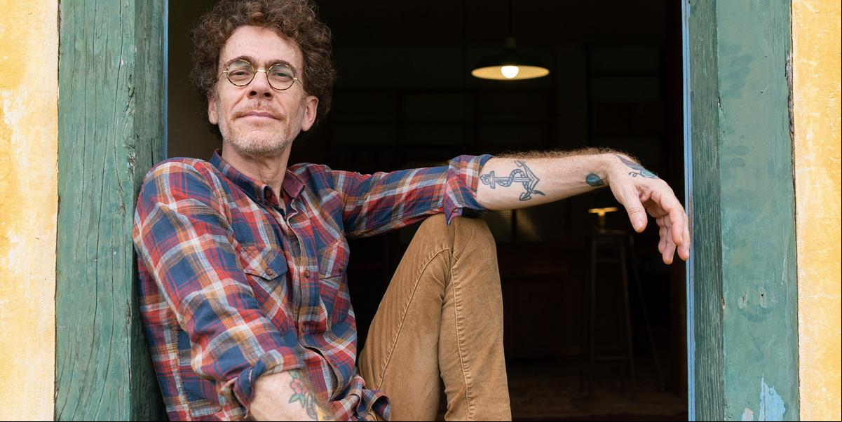 No ano ado, Nando lançou o álbum quádruplo "Uma Estrela Misteriosa Revelará o Segredo" em um box especial em vinil (Carol Siqueira / divulgação)