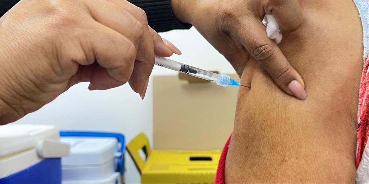 Vacinação começou às 9h e vai até 16h (ou enquanto durar o estoque de vacinas) (Valéria Marques/ Hoje em Dia)