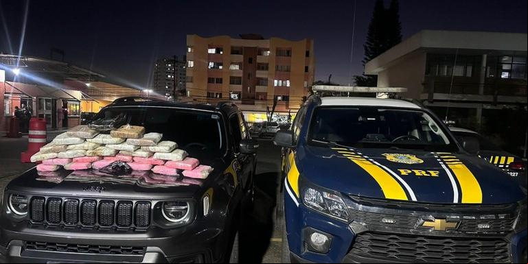Barras de maconha foram apreendidas durante abordagem policial (PRF / Divulgação)