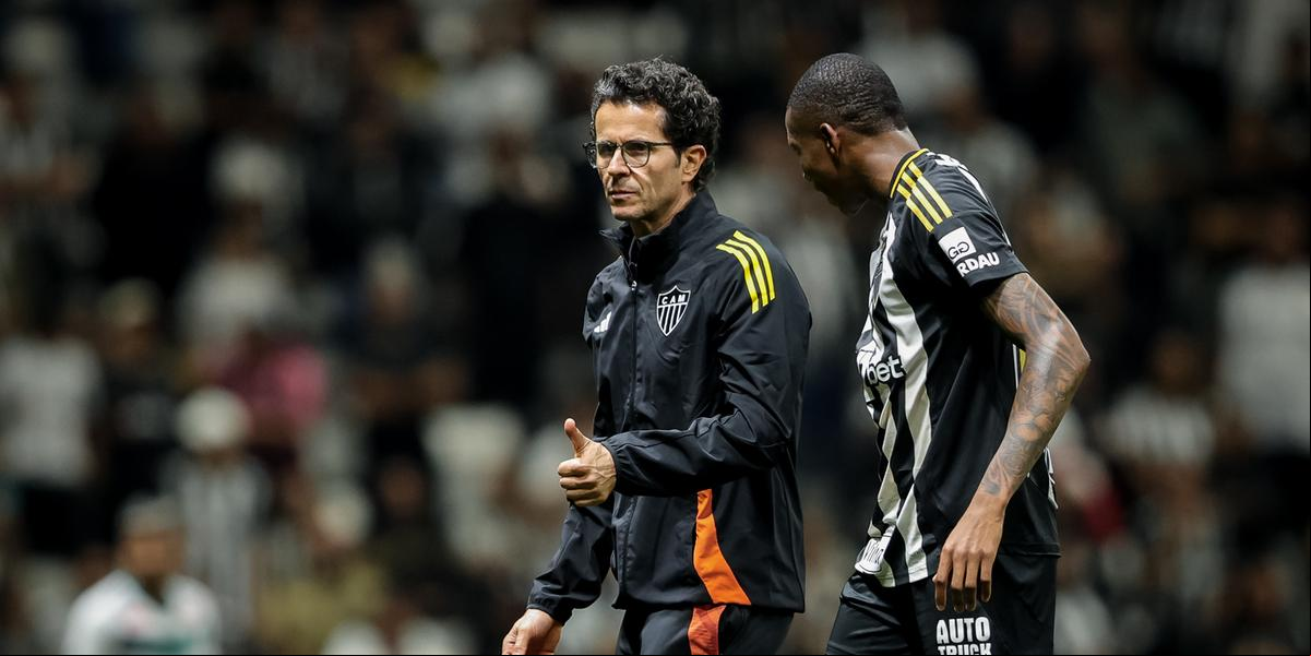Patrick deixa o campo sentindo dores ao lado do DR. Rodrigo Lasmar (Pedro Souza)