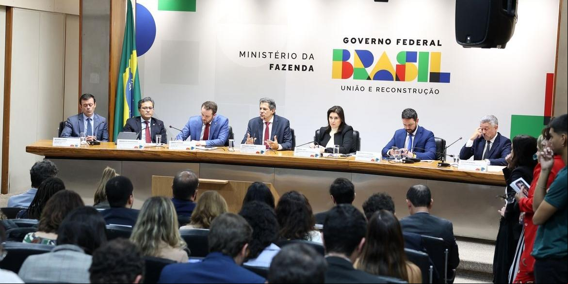Ministro da Fazenda, Fernando Haddad, e a ministra do Planejamento e Orçamento, Simone Tebet, durante divulgação dos dados do Relatório de Avaliação de Receitas e Despesas Primárias do 2º bimestre de 2025 (Valter Campanato/Agência Brasil)