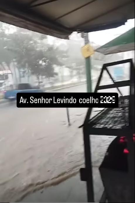 Comerciante filma avenida alagada no bairro do Jatobá (Reprodução / redes sociais)