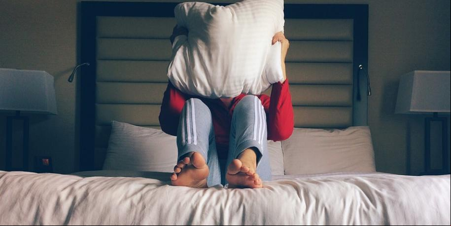 Hábitos de higiene do sono, como evitar usar aparelhos eletrônicos antes de dormir, são recomendados (Pixabay/Reprodução)