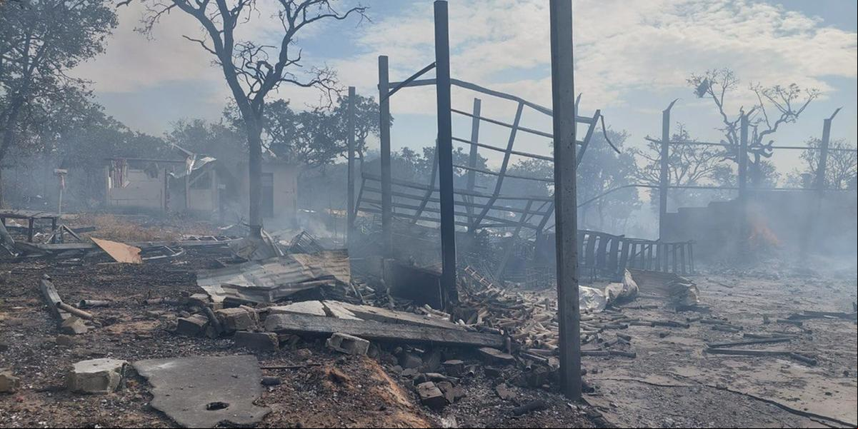Bombeiros atendem ocorrência de incêndio em galpão de fogos de artifício (Bombeiros / Divulgação)