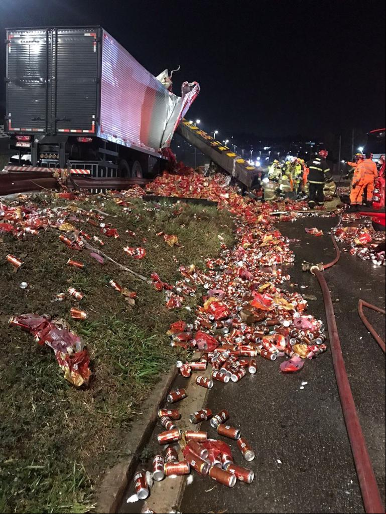 A carga de cerveja ficou espalhada na pista e algumas pessoas pararam para pegar as latas (Corpo de Bombeiros / Divulgação)