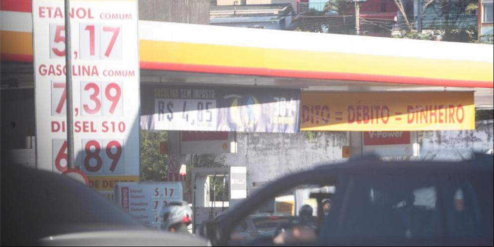 Como o preço do combustível é atrelado ao dólar, Petrobras não teria como mudar a política de preços agora e em definitivo, dizem especialistas (Hoje em Dia)