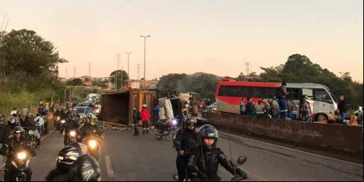 Acidente causa lentidão no Anel Rodoviário de BH (Redes Sociais / Reprodução)