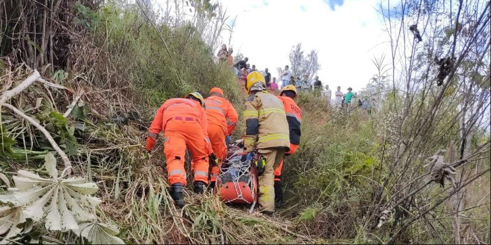 O motorista da van ficou preso às ferragens e foi resgatado com rapel (Sala de Imprensa do CBMMG / Divulgação)