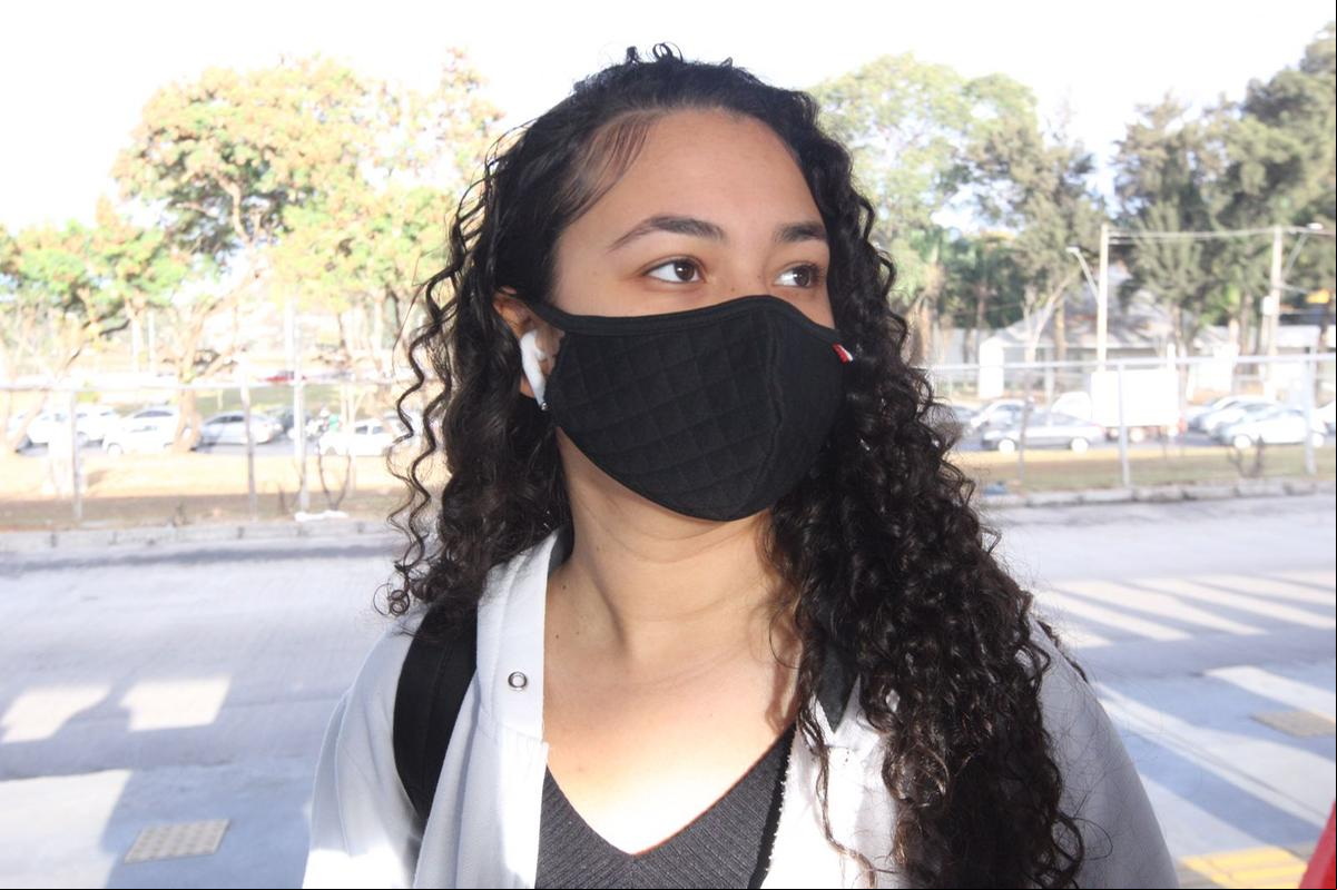 Vitoria Ketlhen, de 20 anos, é usuária do transporte coletivo e afirma que os veículos seguem lotados. (Lucas Prates / Hoje em Dia)