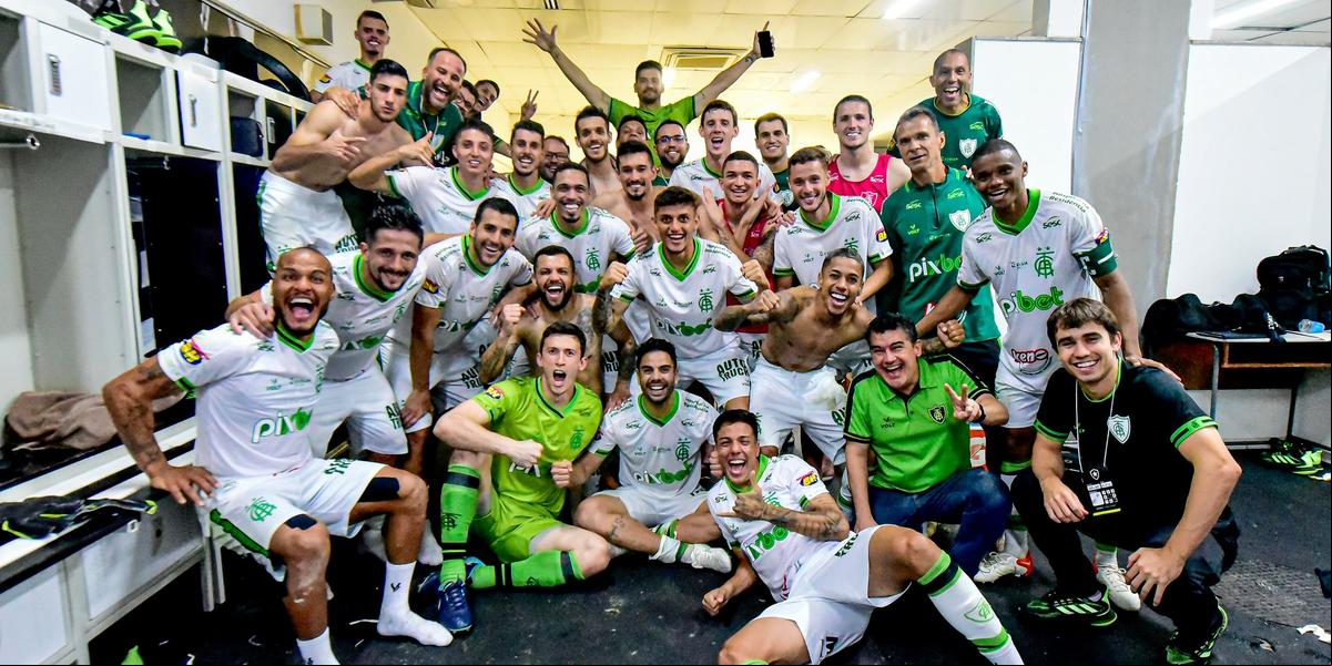 Jogadores comemoraram muito no vestiário depois da grande vitória por 2 a 0 sobre o Botafogo, no Rio de Janeiro (Twiiter/América)