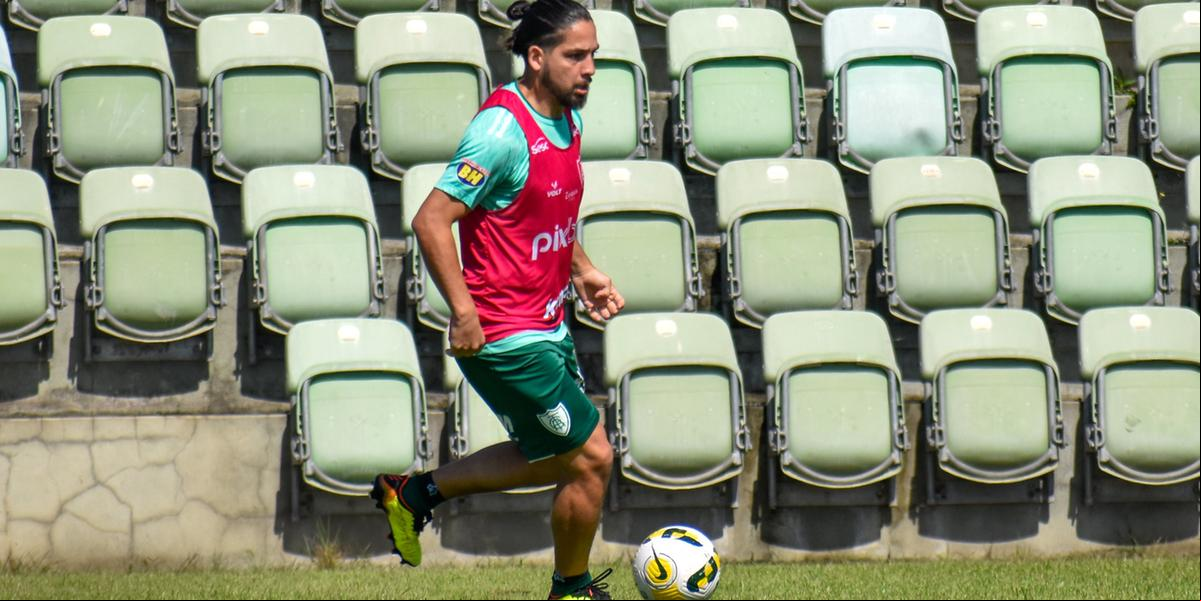 Benitez tem se esforçado nos treinos para estar 100% na parte física, quando for escalado (João Zebral/América)