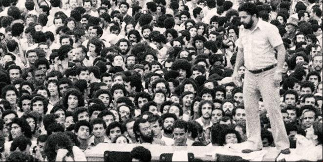 À frente do Sindicato dos Metalúrgicos, Lula comandou greves que tomaram proporções nunca antes vistas (Reprodução/site oficial/PT)