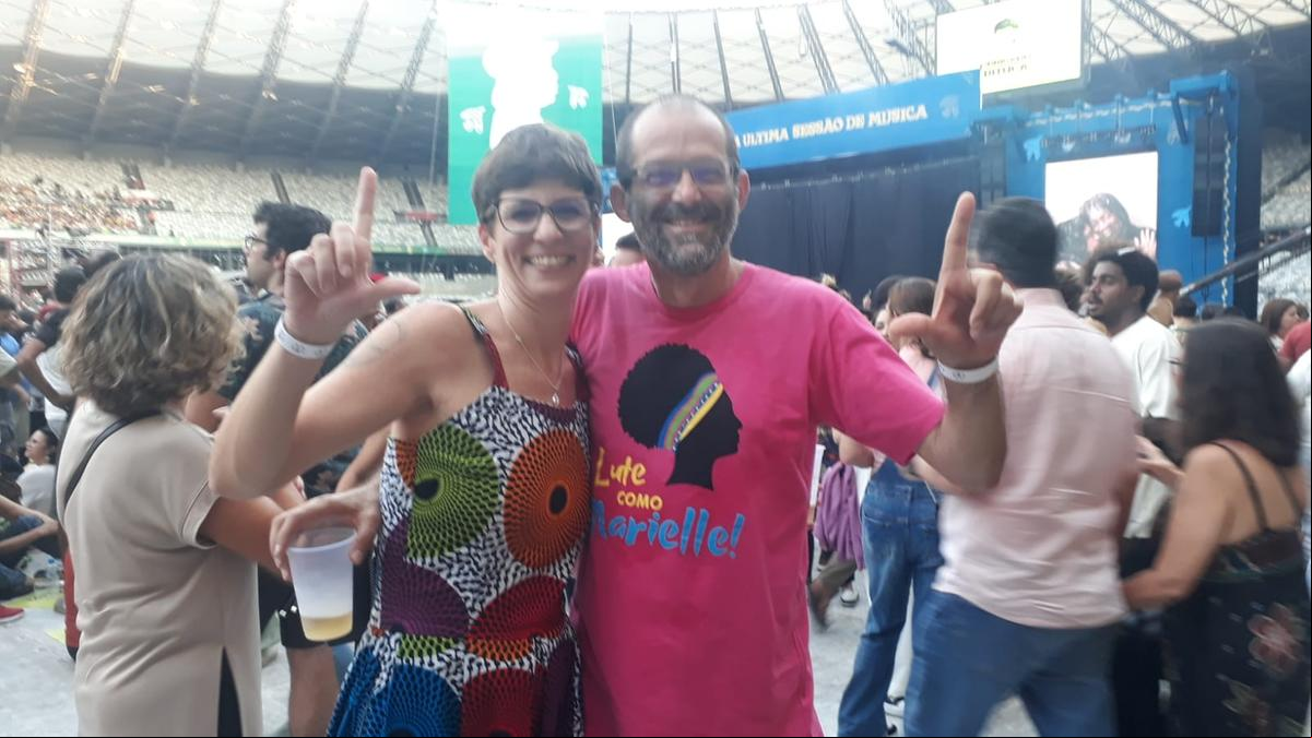 Luana Arantes e Marcelo Vilarino também levaram a manifestação política para o Mineirão (Rodrigo Oliveira / Hoje em Dia)