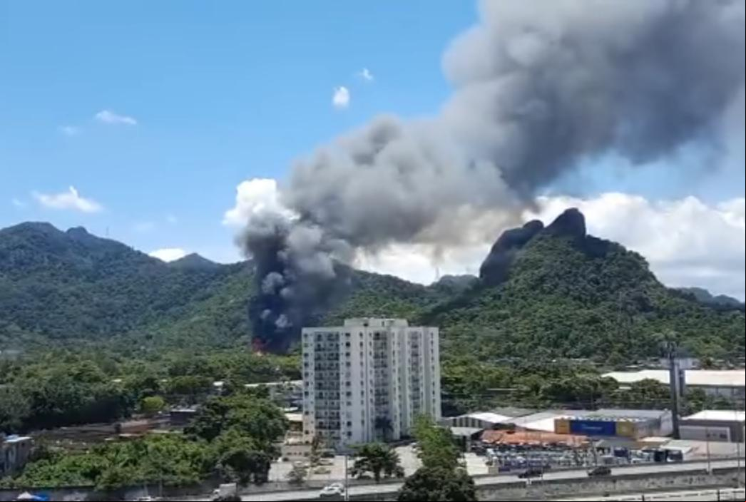 Parte da cidade cenográfica da novela "Todas as Flores', da Globo, é atingida por incêndio (Facebook / Reprodução)