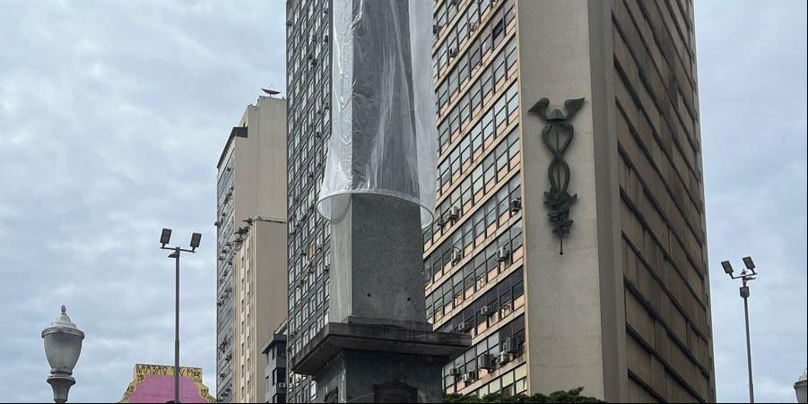Pirulito da Praça 7 ganhou uma "camisinha" gigante (Raíssa Oliveira/Hoje em Dia)