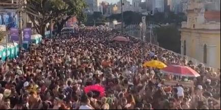 TS Party BR arrastou uma multidão ao lado dos blocos Eleganza e Sensualiza na rua Sapucaí (Reprodução/Redes Sociais)