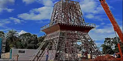 Réplica da torre Eiffel está sendo construída em Lagoa Santa, na Grande BH (Reprodução / Redes Sociais)