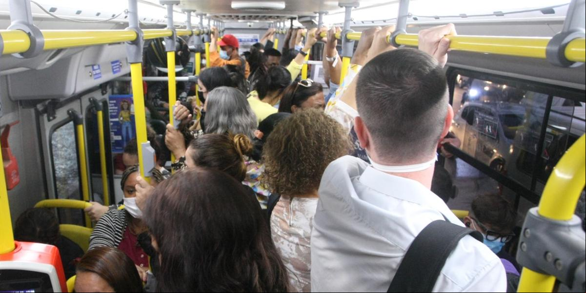 Superlotação nos ônibus é a segunda reclamação mais recorrente entre os ageiros, respondendo por 15% das queixas (Maurício Vieira)