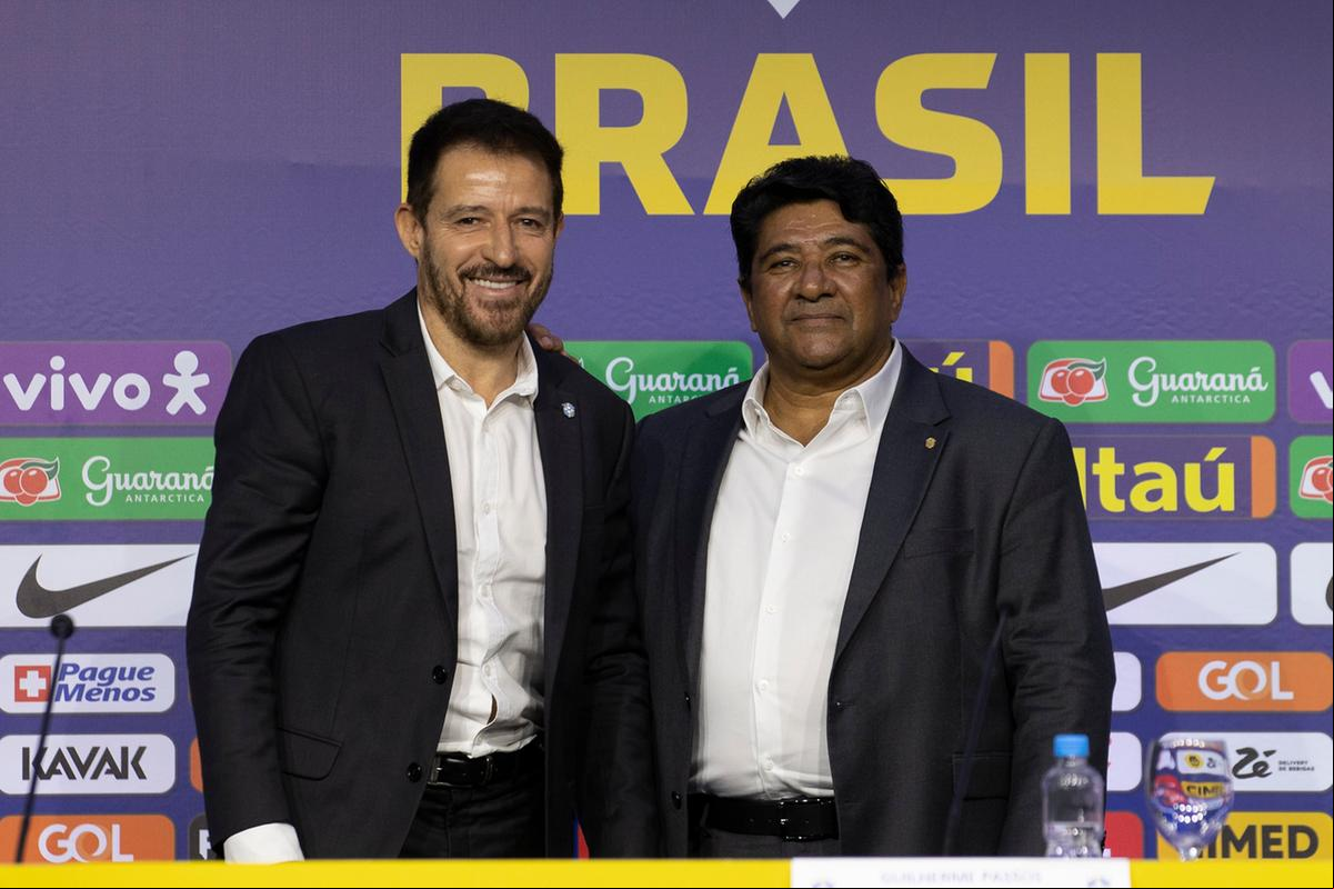 Ednaldo Pereira ao lado de Ramon Menezes, técnico do Sub-20 que foi escolhido interinamente para a primeira convocação pós-Copa e pode voltar ao cargo por conta da espera por Ancelotti (Thais Magalhães/CBF)