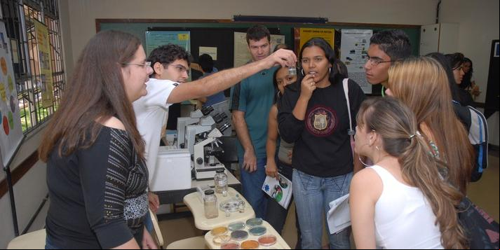 Estudantes do ensino médio interagem com graduandos que mostram situações vinculadas aos cursos (Foca Lisboa / UFMG)