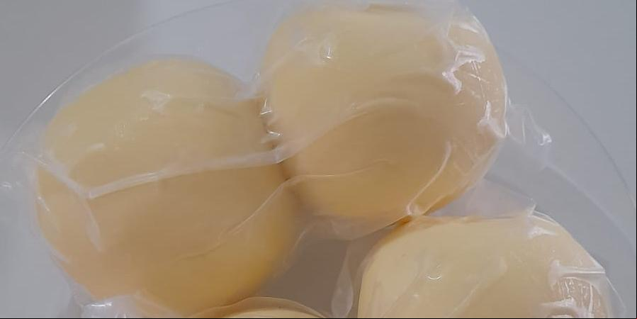 O queijo cozido, típico do Vale do Jequitinhonha, deve ganhar reconhecimento oficial do Governo de Minas (Gena Produtos Lácteos / Seapa-MG / Divulgação)
