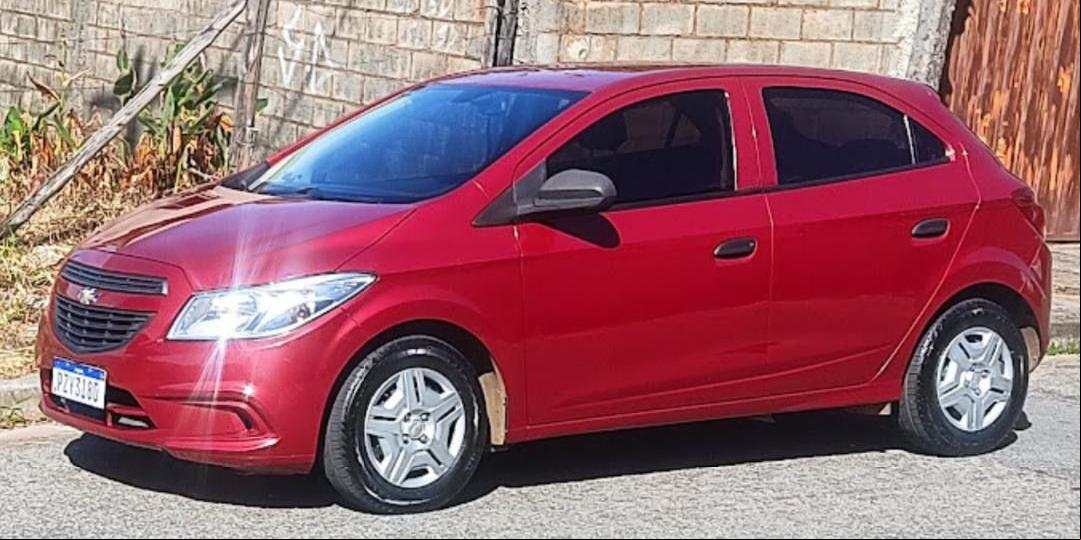 Carro roubado é um onix vermelho, placa PZY3i80 (Arquivo pessoal)