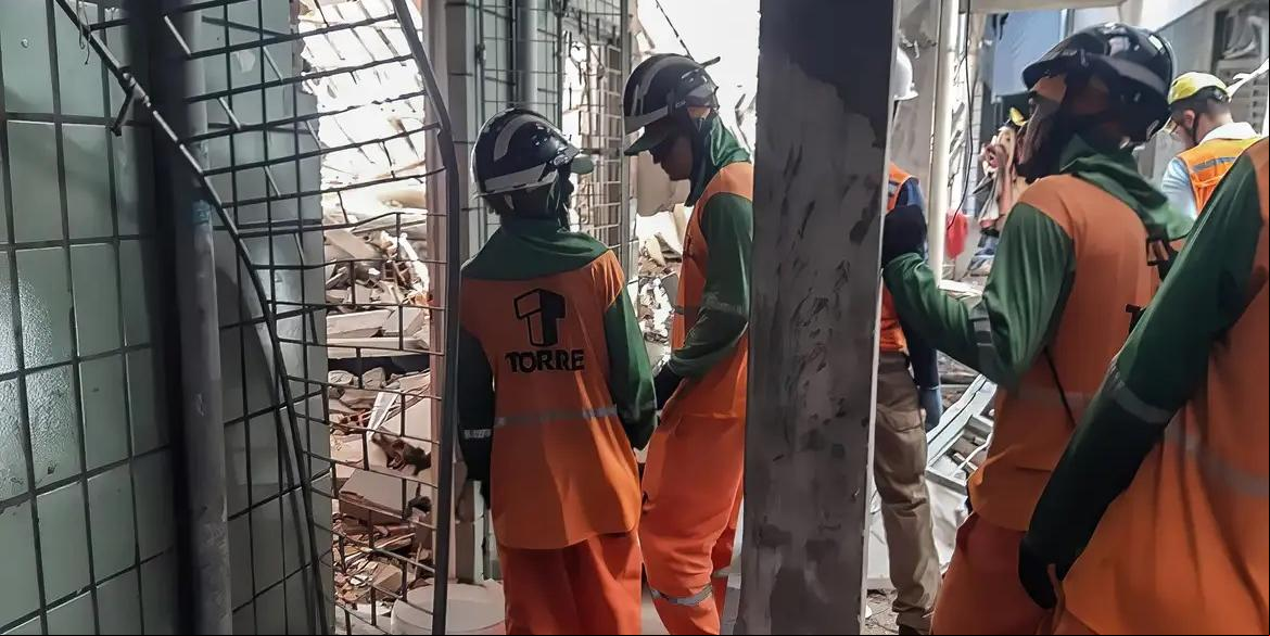 Bombeiros buscam mais vítimas do desabamento de prédio em Aracaju - (Ascom Emsurb/Divulgação)